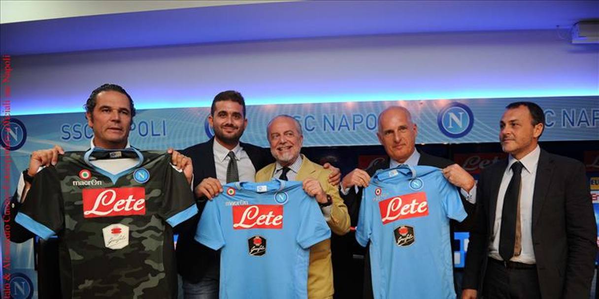 Le maglie del Napoli con la novit dello sponsor (Garofalo) e dello stemma della Coppa Italia. Ma in realt sono le divise della scorsa stagione: le nuove saranno presentate a fine luglio